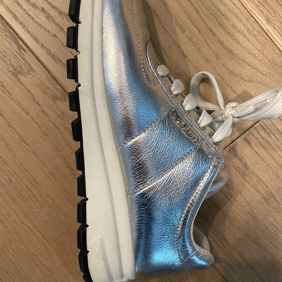 Lightly warn Prada sneakers with minor scratches - Picture 7 of 8
